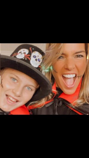 Rita Andrade Instagram - #Tb Halloween

Talvez tenha visto demasiados filmes americanos em miúda mas de facto tenho uma adoração pelo Halloween 🎃 E sabem aqueles motivos de orgulho nos nossos filhos que mais ninguém entende? Então um desses é o Gustavo ser como eu, um fã do Halloween! Hoje ele vai a uma festa já sem a mãe mas fica aqui uma das muitas festas que fiz em casa para ele 🧙‍♀️ Have a Really scary Halloween 👻