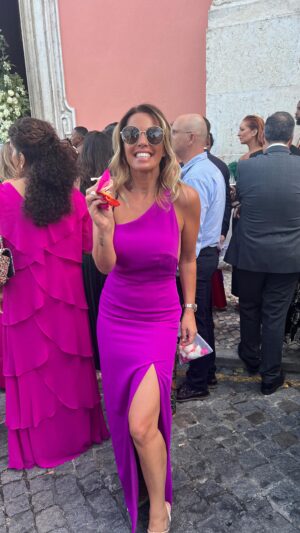 Rita Andrade Instagram - Wedding ❤️

Há dias perfeitos 🙏 

Os meus amigos casaram e logo na igreja estraguei a maquilhagem dos olhos, claro, de tao emocionada e feliz que fiquei. Um amor tão lindo, puro e imenso faz-me acreditar que o amor realmente salva o Mundo 🙏

Vesti uma criação do costureiro @miguel_leite_atelier e senti-me também eu um bocadinho “princesa” 🤗 Amei este vestido! Calcei os sapatos da @aldo_shoes e de manhã fui pentear (e cortar que já estava a precisar) o cabelo a @jeanlouisdavidportugal ❤️ 

Reuni os melhores para este dia maravilhoso 🎉 Viva o AMOR
