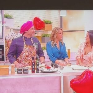 Rita Andrade Instagram - Hoje estivemos no programa Whats Up da @sicmulher com a maravilhosa @carolinapatrocinio a cozinhar um prato delicioso e que deixo aqui a receita. Não pude deixar de deixar também a batalha musical que nos fez rir muitooooo e que foi um momento mesmo incrível proporcionado pela produção do programa 🎸😂 Espero que se divirtam também a assistir a estes excertos do programa e já agora digam-me se também adivinhavam ou nem por isso!

Cá vai a receita!

VieiRitas com puré de alho francês:

Descongelem as vieiras ao natural e retirem da concha com uma colher após estarem descongeladas. Deitem uma pitada de sal em cada Vieira. Coloquem as vieiras em azeite numa frigideira com temperatura média/ elevada para “selar” apenas (as vieiras devem estar douradas por fora e quase cruas por dentro, não mais de 3 minutos a cozinhar). Reservem.

Numa panela coloquem água a ferver com 1 talo de alho francês em pedaços, sal e fio de azeite. Quando estiver cozido, escorram a água exceto 150 ml e triturem até ficar um puré aveludado. Podem juntar 1 curgete descascada para ficar mais espesso o puré.

Opcional: Numa frigideira com azeite quente, coloquem raspas de gengibre e um pouco de açúcar com baunilha para fazerem um topping doce nas vieiras.

Sirvam na concha com 1 colher de sopa do puré, a Vieira em cima, uns coentros picados em cima da Vieira.

Bon Ap ❤️