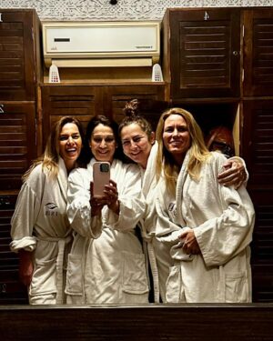 Rita Andrade Instagram - Marrakech 🇲🇦

Chegar a Marrocos demora 1h a partir de Lisboa mas a viagem emocional, cultural e arquitectónica é gigante 🙏 Fui a primeira vez em 1999 e apaixonei-me, neste regresso provei que o amor está mesmo para durar ❤️ Deixei-me levar no mercado… entre ruas labirínticas de bancadas sem fim que vendem desde trajes tradicionais até especiarias, peles, bugigangas e cerâmica ou tapetes - há de tudo; entre burros, cavalos, motas, bicicletas, tratores, gatos vadios, serpentes, macacos e milhares de turistas lá se sobrevive estranhamente sem atropelamentos e há algum equilíbrio naquela vida frenética que por ali acontece. Ah e claro que provei umas comidas de rua (que me valeram umas idas extra ao wc), e aceita-se que o nosso estômago / intestino não esteja equipado para estas comidas, mas vale a pena experimentar 😋 Aqui vão as dicas: fiquei no Riad Les Nuits de Marrakech, fui jantar ao @comptoirdarna e ao @kabana.marrakech , almocei entre comida de rua ou tagines na praça central, visitei os @jardinmajorellemarrakech , o @bahiapalace e deliciei-me no Riad Isis Spa com os Hammam. Para quem nunca fez, vale a pena marcar um jantar no deserto e se forem com filhotes prefiram os hotéis ou resorts. Até breve cidade surpreendente e que fica nas memórias para sempre. Salamaleico ❤️