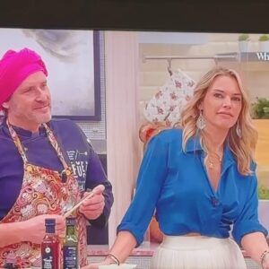 Rita Andrade Instagram - Hoje estivemos no programa Whats Up da @sicmulher com a maravilhosa @carolinapatrocinio a cozinhar um prato delicioso e que deixo aqui a receita. Não pude deixar de deixar também a batalha musical que nos fez rir muitooooo e que foi um momento mesmo incrível proporcionado pela produção do programa 🎸😂 Espero que se divirtam também a assistir a estes excertos do programa e já agora digam-me se também adivinhavam ou nem por isso!

Cá vai a receita!

VieiRitas com puré de alho francês:

Descongelem as vieiras ao natural e retirem da concha com uma colher após estarem descongeladas. Deitem uma pitada de sal em cada Vieira. Coloquem as vieiras em azeite numa frigideira com temperatura média/ elevada para “selar” apenas (as vieiras devem estar douradas por fora e quase cruas por dentro, não mais de 3 minutos a cozinhar). Reservem.

Numa panela coloquem água a ferver com 1 talo de alho francês em pedaços, sal e fio de azeite. Quando estiver cozido, escorram a água exceto 150 ml e triturem até ficar um puré aveludado. Podem juntar 1 curgete descascada para ficar mais espesso o puré.

Opcional: Numa frigideira com azeite quente, coloquem raspas de gengibre e um pouco de açúcar com baunilha para fazerem um topping doce nas vieiras.

Sirvam na concha com 1 colher de sopa do puré, a Vieira em cima, uns coentros picados em cima da Vieira.

Bon Ap ❤️