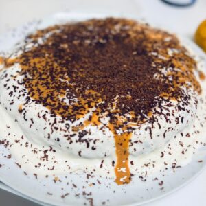Rita Andrade Instagram - Bolo de Aniversário Bio Saudável 🎂

Neste dia 17.11 não poderia deixar aqui outra receita que não fosse um bolo de aniversário 🎉 Muitos pacientes me perguntam se tenho sugestões de bolos e hoje aproveitei o convite da @cmtvoficial para ir cozinhar ao programa do @duartesiopa e apresentei esta “receita do bem” 🙏 Aqui fica um bolo sem glúten, biológico, rico em fibra e sem açúcar ❤️ 

Receita:

Massa:
200 g de xilitol
5 ovos
40 g de azeite bio
50 g de óleo de côco
110 g de iogurte natural
90 g de farinha de arroz
90 g de farinha de aveia
50 g de fécula de batata
Raspa da casca de meio limão 
1 pitada de sal rosa
1 colher de sopa de fermento bio para bolos
1 col sopa de psyllium 

Cobertura:
1 iogurte de côco
4 col sopa de manteiga de amendoim
4 quadrados de chocolate negro

1. Pré-aqueça o forno a 180° C.
2. Num processador, coloque o xilitol e pulverize.
3. Junte os ovos, o azeite e o óleo de côco e liquidifique.
4. Junte os restantes ingredientes e liquidifique até a massa estar lisa e homogénea.
5. Deite a massa numa forma forrada com papel vegetal óleo de coco e leve ao forno durante cerca de 30 minutos.
6. Coloque o bolo num prato grande e barre o iogurte, adicione a manteiga de amendoim e rale o chocolate.

Atenção que ser saudável não significa que não tenha muitas calorias na mesma! 😅👩🏼‍⚕️ Por isso, uma fatia pequena num lanche com um chá a acompanhar será perfeito (e pode sempre congelar em Faria’s para ir consumindo sem pressa). 😋 

Espero que gostem! 🎂🎉❤️👩🏼‍⚕️

Beijinhos com amor da vossa nutri, já na versão 4.2 ☺️