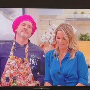 Rita Andrade Instagram - Hoje estivemos no programa Whats Up da @sicmulher com a maravilhosa @carolinapatrocinio a cozinhar um prato delicioso e que deixo aqui a receita. Não pude deixar de deixar também a batalha musical que nos fez rir muitooooo e que foi um momento mesmo incrível proporcionado pela produção do programa 🎸😂 Espero que se divirtam também a assistir a estes excertos do programa e já agora digam-me se também adivinhavam ou nem por isso!

Cá vai a receita!

VieiRitas com puré de alho francês:

Descongelem as vieiras ao natural e retirem da concha com uma colher após estarem descongeladas. Deitem uma pitada de sal em cada Vieira. Coloquem as vieiras em azeite numa frigideira com temperatura média/ elevada para “selar” apenas (as vieiras devem estar douradas por fora e quase cruas por dentro, não mais de 3 minutos a cozinhar). Reservem.

Numa panela coloquem água a ferver com 1 talo de alho francês em pedaços, sal e fio de azeite. Quando estiver cozido, escorram a água exceto 150 ml e triturem até ficar um puré aveludado. Podem juntar 1 curgete descascada para ficar mais espesso o puré.

Opcional: Numa frigideira com azeite quente, coloquem raspas de gengibre e um pouco de açúcar com baunilha para fazerem um topping doce nas vieiras.

Sirvam na concha com 1 colher de sopa do puré, a Vieira em cima, uns coentros picados em cima da Vieira.

Bon Ap ❤️