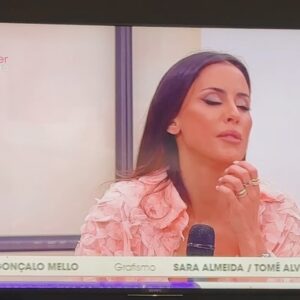 Rita Andrade Instagram - Hoje estivemos no programa Whats Up da @sicmulher com a maravilhosa @carolinapatrocinio a cozinhar um prato delicioso e que deixo aqui a receita. Não pude deixar de deixar também a batalha musical que nos fez rir muitooooo e que foi um momento mesmo incrível proporcionado pela produção do programa 🎸😂 Espero que se divirtam também a assistir a estes excertos do programa e já agora digam-me se também adivinhavam ou nem por isso!

Cá vai a receita!

VieiRitas com puré de alho francês:

Descongelem as vieiras ao natural e retirem da concha com uma colher após estarem descongeladas. Deitem uma pitada de sal em cada Vieira. Coloquem as vieiras em azeite numa frigideira com temperatura média/ elevada para “selar” apenas (as vieiras devem estar douradas por fora e quase cruas por dentro, não mais de 3 minutos a cozinhar). Reservem.

Numa panela coloquem água a ferver com 1 talo de alho francês em pedaços, sal e fio de azeite. Quando estiver cozido, escorram a água exceto 150 ml e triturem até ficar um puré aveludado. Podem juntar 1 curgete descascada para ficar mais espesso o puré.

Opcional: Numa frigideira com azeite quente, coloquem raspas de gengibre e um pouco de açúcar com baunilha para fazerem um topping doce nas vieiras.

Sirvam na concha com 1 colher de sopa do puré, a Vieira em cima, uns coentros picados em cima da Vieira.

Bon Ap ❤️