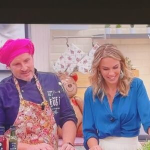 Rita Andrade Instagram - Hoje estivemos no programa Whats Up da @sicmulher com a maravilhosa @carolinapatrocinio a cozinhar um prato delicioso e que deixo aqui a receita. Não pude deixar de deixar também a batalha musical que nos fez rir muitooooo e que foi um momento mesmo incrível proporcionado pela produção do programa 🎸😂 Espero que se divirtam também a assistir a estes excertos do programa e já agora digam-me se também adivinhavam ou nem por isso!

Cá vai a receita!

VieiRitas com puré de alho francês:

Descongelem as vieiras ao natural e retirem da concha com uma colher após estarem descongeladas. Deitem uma pitada de sal em cada Vieira. Coloquem as vieiras em azeite numa frigideira com temperatura média/ elevada para “selar” apenas (as vieiras devem estar douradas por fora e quase cruas por dentro, não mais de 3 minutos a cozinhar). Reservem.

Numa panela coloquem água a ferver com 1 talo de alho francês em pedaços, sal e fio de azeite. Quando estiver cozido, escorram a água exceto 150 ml e triturem até ficar um puré aveludado. Podem juntar 1 curgete descascada para ficar mais espesso o puré.

Opcional: Numa frigideira com azeite quente, coloquem raspas de gengibre e um pouco de açúcar com baunilha para fazerem um topping doce nas vieiras.

Sirvam na concha com 1 colher de sopa do puré, a Vieira em cima, uns coentros picados em cima da Vieira.

Bon Ap ❤️