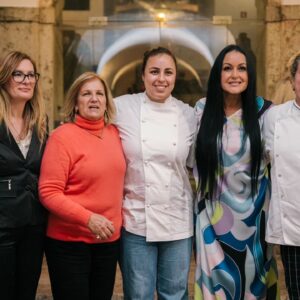 Rita Guerra Instagram - O vinho rosé RG, produzido na Quinta do Feno, em Alenquer, com o acompanhamento do enólogo Engenheiro Francisco Figueiredo.

Foi um dia de nova conquista, em parceria com a minha prima Maria Manuela Alves Monteiro, dona da quinta.

Muito agradecemos a todos quantos estiveram presentes neste dia tão especial, apesar do mau tempo.

Agradecemos muito também à Câmara Municipal de Oeiras - Sr.Presidente , Sr. Vice-presidente e equipa -  e a todos os envolvidos na realização deste sonho, tendo disponibilizado de imediato o local para o evento.

Muito obrigada às Chefs Joyce e Djúlia, da @saomigueldacorujeira  pelo catering maravilhoso que serviram.

Este rosé, de edição limitada e numerada não  estará para já  disponível senão  por encomenda para o endereço de email notasarticuladas@gmail.com@gmail.com. 

Muito obrigada, 

RG
