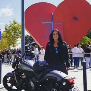 Rita Guerra Instagram - Há alguns anos que iniciei com a Rame Moto uma parceria comercial, que já é  de amizade 😊

A cada ano que passa perguntam-me que mota gostaria de ter para andar, e  escolho sempre a Kawasaki Vulcan ;)

Verde tropa, preta e dourada, cinza e vermelha, cinza e verde, todas elas lindas e acima de tudo excelentes, com uma condução extremamente confortável  e segura,  até a curvar, centro de gravidade baixo e todas lindas😉

Vamos ver que cor vem para o próximo ano🤗

@rame.moto @kawasaki.world @kawasakivulcans