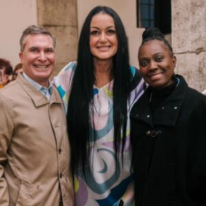 Rita Guerra Instagram - O vinho rosé RG, produzido na Quinta do Feno, em Alenquer, com o acompanhamento do enólogo Engenheiro Francisco Figueiredo.

Foi um dia de nova conquista, em parceria com a minha prima Maria Manuela Alves Monteiro, dona da quinta.

Muito agradecemos a todos quantos estiveram presentes neste dia tão especial, apesar do mau tempo.

Agradecemos muito também à Câmara Municipal de Oeiras - Sr.Presidente , Sr. Vice-presidente e equipa -  e a todos os envolvidos na realização deste sonho, tendo disponibilizado de imediato o local para o evento.

Muito obrigada às Chefs Joyce e Djúlia, da @saomigueldacorujeira  pelo catering maravilhoso que serviram.

Este rosé, de edição limitada e numerada não  estará para já  disponível senão  por encomenda para o endereço de email notasarticuladas@gmail.com@gmail.com. 

Muito obrigada, 

RG