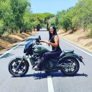 Rita Guerra Instagram - Há alguns anos que iniciei com a Rame Moto uma parceria comercial, que já é  de amizade 😊

A cada ano que passa perguntam-me que mota gostaria de ter para andar, e  escolho sempre a Kawasaki Vulcan ;)

Verde tropa, preta e dourada, cinza e vermelha, cinza e verde, todas elas lindas e acima de tudo excelentes, com uma condução extremamente confortável  e segura,  até a curvar, centro de gravidade baixo e todas lindas😉

Vamos ver que cor vem para o próximo ano🤗

@rame.moto @kawasaki.world @kawasakivulcans