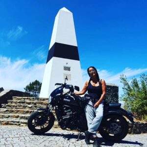 Rita Guerra Instagram - Há alguns anos que iniciei com a Rame Moto uma parceria comercial, que já é  de amizade 😊

A cada ano que passa perguntam-me que mota gostaria de ter para andar, e  escolho sempre a Kawasaki Vulcan ;)

Verde tropa, preta e dourada, cinza e vermelha, cinza e verde, todas elas lindas e acima de tudo excelentes, com uma condução extremamente confortável  e segura,  até a curvar, centro de gravidade baixo e todas lindas😉

Vamos ver que cor vem para o próximo ano🤗

@rame.moto @kawasaki.world @kawasakivulcans