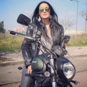 Rita Guerra Instagram - Há alguns anos que iniciei com a Rame Moto uma parceria comercial, que já é  de amizade 😊

A cada ano que passa perguntam-me que mota gostaria de ter para andar, e  escolho sempre a Kawasaki Vulcan ;)

Verde tropa, preta e dourada, cinza e vermelha, cinza e verde, todas elas lindas e acima de tudo excelentes, com uma condução extremamente confortável  e segura,  até a curvar, centro de gravidade baixo e todas lindas😉

Vamos ver que cor vem para o próximo ano🤗

@rame.moto @kawasaki.world @kawasakivulcans
