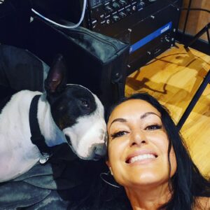 Rita Guerra Instagram - É incrível saber que esta Bull Terrier foi resgatada duma situação extremamente abusiva e que, contrariamente ao que poderia esperar-se de quem foi tão mal tratada  até  há pouco tempo ( já adulta), se rendeu ao carinho e ao amor do novo dono e é uma cadela tão meiga e dócil 🥰
Agora é a alegria e a companhia de quem tem a felicidade de estar perto dela❤️

#pandora #bullterrier #adorocaes #adoroanimais #ensaios #musicaportuguesa #animais #cães #familia #amor #resgateanimal