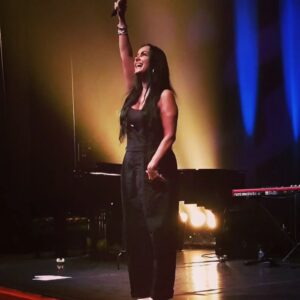 Rita Guerra Instagram - Ontem foi uma noite especialmente feliz.
Estive doente há um mês, numa semana com 3 concertos e o diagnóstico no hospital foi infecção respiratória.

Depois de três injecções de cortisona em cada um dos dias para conseguir cantar, ,fui à minha otorrinolaringologista,  a Dra Clara Capucho.

Tinha apanhado covid e não sabia.
Apesar da cortisona me ter inchado todo o corpo e a cara, sabia que a voz ia levar algum tempo a recuperar.
Ontem, em concerto, constatei que já estou a 100%, a recuperação foi mais rápida do que contava.

Deixo aqui expressa a minha felicidade por ter recuperado e o meu agradecimento à minha médica,  que mais uma vez provou a sua competência 😊