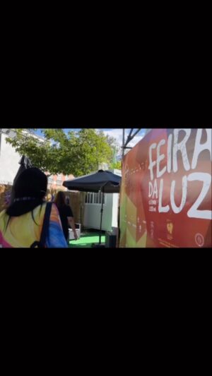 Rita Guerra Instagram - Anos a cantar por todo o país, e ainda não conhecia a lendária Feira da Luz em Carnide. Muito obrigada pelo convite. Encerrar a digressão de Verão em casa é um luxo.E ainda trouxe uma vida extra 🌱