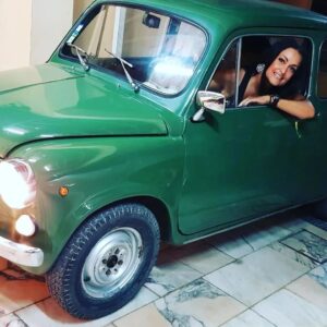 Rita Guerra Instagram - Ontem houve tempo para finalmente conduzir um Fiat 600 original🤗 este tem "só " 47 aninhos😜👍
Muito obrigada @veracarvalho81 

#adoroconduzir
#fiat600 
#diversão 
#sonhos
