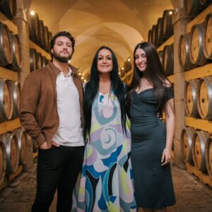 Rita Guerra Instagram - O vinho rosé RG, produzido na Quinta do Feno, em Alenquer, com o acompanhamento do enólogo Engenheiro Francisco Figueiredo.

Foi um dia de nova conquista, em parceria com a minha prima Maria Manuela Alves Monteiro, dona da quinta.

Muito agradecemos a todos quantos estiveram presentes neste dia tão especial, apesar do mau tempo.

Agradecemos muito também à Câmara Municipal de Oeiras - Sr.Presidente , Sr. Vice-presidente e equipa -  e a todos os envolvidos na realização deste sonho, tendo disponibilizado de imediato o local para o evento.

Muito obrigada às Chefs Joyce e Djúlia, da @saomigueldacorujeira  pelo catering maravilhoso que serviram.

Este rosé, de edição limitada e numerada não  estará para já  disponível senão  por encomenda para o endereço de email notasarticuladas@gmail.com@gmail.com. 

Muito obrigada, 

RG