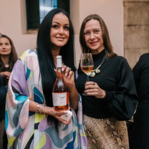 Rita Guerra Instagram - O vinho rosé RG, produzido na Quinta do Feno, em Alenquer, com o acompanhamento do enólogo Engenheiro Francisco Figueiredo.

Foi um dia de nova conquista, em parceria com a minha prima Maria Manuela Alves Monteiro, dona da quinta.

Muito agradecemos a todos quantos estiveram presentes neste dia tão especial, apesar do mau tempo.

Agradecemos muito também à Câmara Municipal de Oeiras - Sr.Presidente , Sr. Vice-presidente e equipa -  e a todos os envolvidos na realização deste sonho, tendo disponibilizado de imediato o local para o evento.

Muito obrigada às Chefs Joyce e Djúlia, da @saomigueldacorujeira  pelo catering maravilhoso que serviram.

Este rosé, de edição limitada e numerada não  estará para já  disponível senão  por encomenda para o endereço de email notasarticuladas@gmail.com@gmail.com. 

Muito obrigada, 

RG