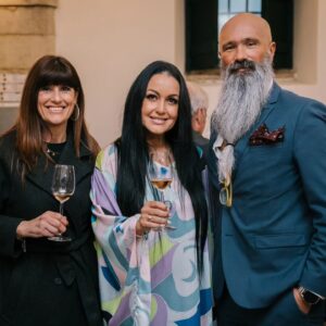 Rita Guerra Instagram - O vinho rosé RG, produzido na Quinta do Feno, em Alenquer, com o acompanhamento do enólogo Engenheiro Francisco Figueiredo.

Foi um dia de nova conquista, em parceria com a minha prima Maria Manuela Alves Monteiro, dona da quinta.

Muito agradecemos a todos quantos estiveram presentes neste dia tão especial, apesar do mau tempo.

Agradecemos muito também à Câmara Municipal de Oeiras - Sr.Presidente , Sr. Vice-presidente e equipa -  e a todos os envolvidos na realização deste sonho, tendo disponibilizado de imediato o local para o evento.

Muito obrigada às Chefs Joyce e Djúlia, da @saomigueldacorujeira  pelo catering maravilhoso que serviram.

Este rosé, de edição limitada e numerada não  estará para já  disponível senão  por encomenda para o endereço de email notasarticuladas@gmail.com@gmail.com. 

Muito obrigada, 

RG