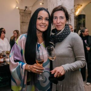 Rita Guerra Instagram - O vinho rosé RG, produzido na Quinta do Feno, em Alenquer, com o acompanhamento do enólogo Engenheiro Francisco Figueiredo.

Foi um dia de nova conquista, em parceria com a minha prima Maria Manuela Alves Monteiro, dona da quinta.

Muito agradecemos a todos quantos estiveram presentes neste dia tão especial, apesar do mau tempo.

Agradecemos muito também à Câmara Municipal de Oeiras - Sr.Presidente , Sr. Vice-presidente e equipa -  e a todos os envolvidos na realização deste sonho, tendo disponibilizado de imediato o local para o evento.

Muito obrigada às Chefs Joyce e Djúlia, da @saomigueldacorujeira  pelo catering maravilhoso que serviram.

Este rosé, de edição limitada e numerada não  estará para já  disponível senão  por encomenda para o endereço de email notasarticuladas@gmail.com@gmail.com. 

Muito obrigada, 

RG