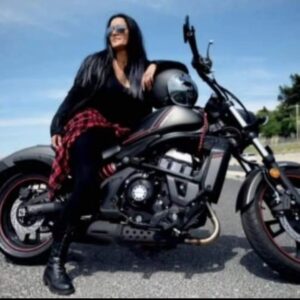 Rita Guerra Instagram - Há alguns anos que iniciei com a Rame Moto uma parceria comercial, que já é  de amizade 😊

A cada ano que passa perguntam-me que mota gostaria de ter para andar, e  escolho sempre a Kawasaki Vulcan ;)

Verde tropa, preta e dourada, cinza e vermelha, cinza e verde, todas elas lindas e acima de tudo excelentes, com uma condução extremamente confortável  e segura,  até a curvar, centro de gravidade baixo e todas lindas😉

Vamos ver que cor vem para o próximo ano🤗

@rame.moto @kawasaki.world @kawasakivulcans