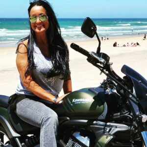 Rita Guerra Instagram - Há alguns anos que iniciei com a Rame Moto uma parceria comercial, que já é  de amizade 😊

A cada ano que passa perguntam-me que mota gostaria de ter para andar, e  escolho sempre a Kawasaki Vulcan ;)

Verde tropa, preta e dourada, cinza e vermelha, cinza e verde, todas elas lindas e acima de tudo excelentes, com uma condução extremamente confortável  e segura,  até a curvar, centro de gravidade baixo e todas lindas😉

Vamos ver que cor vem para o próximo ano🤗

@rame.moto @kawasaki.world @kawasakivulcans