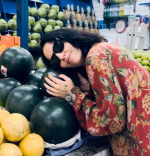 Rita Wainer Instagram - Você não sabe, eu mal sei meu signo, não faço idéia do meu ascendente e nunca vou perguntar o seu. Não vou culpar os astros, mas acredito nas sincronicidades e no poder do que a gente acredita. Não sou vegana, adepta ao churrasco, oi sumido? Cadê vc churrasco? 
gosto de novela e bbb, e amo ir no cinema que deita. Vim aqui pra decepcionar vcs, acho que já tá na hora. Sou uma artista sim, o tempo todo. Ao mesmo tempo e na mesma proporção sou viciada em planejamento financeiro, a vida real me interessa demais. Não bebo nem me drogo, amo minhas crianças, meus 7 afilhados, os agregados e nunca quis ter filhos. Como pode? Pode. Tomo coca zero sem medo de ser feliz e ainda quando preciso de um gás tomo com café. Prefiro coado, amo na praia. Nunca cherei cocaína. Não me interesso. Não exponho minha vida pessoal. Não te interessa. Só meus amigos sabem de mim, e pra eles, meus amigos, meus amores, meus afetos, esses sabem que sou inteira. Que estarei sempre pronta e perto.
Tô muito bolada pra saber o que aconteceu com a kate middelton mas é só pra me enganar que eu não tô cheia de b.o pra resolver. Tenho o mesmo personal desde 2013 e isso faz com que eu seja totalmente adepta da musculação em nome do futuro. Do meu. Não gosto e faço. Várias vezes saio da academia, passo na feira e e como um pastel. Amo pastel. Minha religião é o mar. Vc vai me ver subindo aquela escadinha sem reclamar quando tiver 80 
Eu tenho muita vontade de voltar pro presencial, saber cada pessoa que chama a gente. Eu fico triste de não poder mais atender cada um, pela quantidade. Vou inventar um jeito. Eu invento coisas. Eu invento caminhos. Preciso inventar senão eu morro.
O objetivo deste post é  perder seguidores. 
Mas se vc for ficar me avisa. Tem muita gente aqui. É muito estranho não saber com quem eu estou falando. Já pensei em apagar várias vezes minha conta. Por isso vim aqui me apresentar. Me fala de vc? Que q vc ta fazendo aqui? 
Vc é flamengo? Tem crise de ansiedade? Gosta de filme de terror? Ta passando perrengue? Ta num momento bom? É mãe de planta? Com quantos bichos vc vive? Faz analise? Sei la… fala de vc…