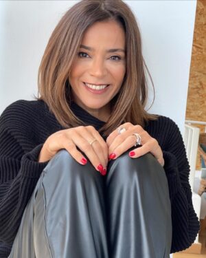 Rita Ferro Rodrigues Instagram - A minha @deboramakeupandhair além de grande maquilhadora ( na simplicidade que eu gosto ) e grande amiga ,também me tira fotografias que são radiografias de alma ❤️
Gosto muito muito dela. 
Tenho mulheres fabulosas à minha volta . 
Boa Quinta -Feira Pessoas Boas ✨