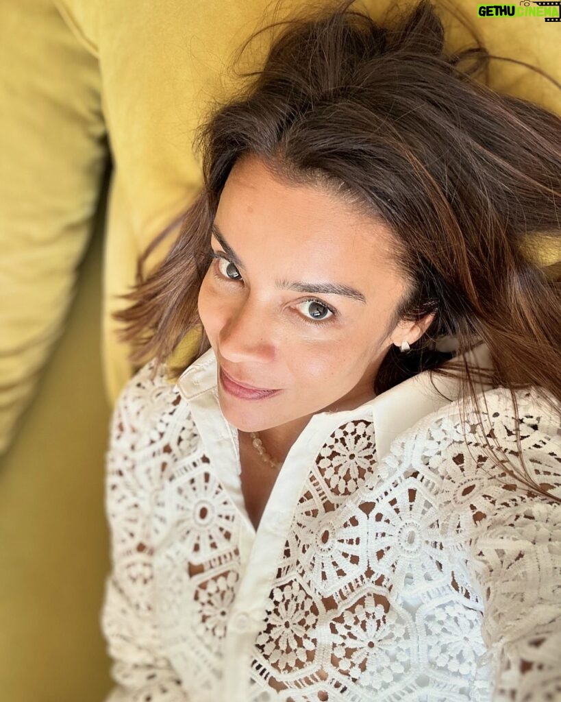 Rita Ferro Rodrigues Instagram - Não estou no 🛋️, estou a trabalhar porém com aquela soneira pós almoço que me faz ter saudades dele. Do sofá 😵‍💫 Sou só eu que ai meu Deus que sono depois do almoço?