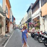 Rita Ferro Rodrigues Instagram - Dia 9 🐒 📞Chamadinha rápida para Portugal para vos contar as aventuras do dia de hoje em Phuket ! Saltámos da cama cedo para visitar a Old Town que esta cheia de vestígios portugueses ( sabiam que fomos os primeiros europeus a encontrar a Tailândia e que a relação entre os dois países é maravilhosa ?) A nossa pegada por aqui revela -se sobretudo na arquitectura sino- portuguesa de que é exemplo a casa onde funciona o restaurante/escola de cozinha Thai @blueelephant onde a fabulosa chefe @molly_007 nos ensinou a fazer dois pratos típicos. Os pintainhos estavam super atentos e adoraram passar a manhã a aprender mais sobre a gastronomia deste país que é riquíssima e deliciosa , aromática, doce e picante ao mesmo tempo - como a vida que todos desejamos! Do conforto do estômago para o conforto da alma, seguimos para Wat Chalong, local de peregrinação dos locais e de turistas tailandeses que chegam de todo o país para rezar e prestar homenagem aos monges fundadores deste templo ,que lideraram o povo na luta contra a rebelião chinesa em 1876, ajudando os combatentes a sarar as feridas , com as ervas medicinais que de forma sábia manipulavam. O calor hoje esteve muito intenso e por isso corremos à praia mais próxima para uma cacholada, vulgo, mergulhaça. O mar, hoje mais agitado , soube -nos bem! Um divertido braço de ferro salgado com as ondas mornas que nos rebentavam nas pernocas 🌊 Hoje vamos jantar ao @cafedelmarphuket e quem sabe até dançar um pouco 😎🪩💃🏽🕺🏻 Os pintainhos mais velhos querem conhecer a noite em Phuket e é bem possível que a mãe os envergonhe na pista de dança. Diz que há DJs uepá , vou com tudo , vão gastar os créditos de “cringe mãeeeee!!!”😂 Aos pintainhos nada a apontar. Essa é a verdade. À excepção do “ não ponham as toalhas molhadas em cima das camas” andam leves e felizes ( e tão queridos comigo 🥹) Bom, talvez nos vejamos nas stories mais logo, em modo dancing queen da ilha 🌴Amanhã, novo e último destino. O tempo passa demasiado depressa quando somos felizes. Até já ❤️ #SAii #SAiiscapes #SAiiLagunaPhuket @saii.lagunaphuket #bestravel #bestravelviagens