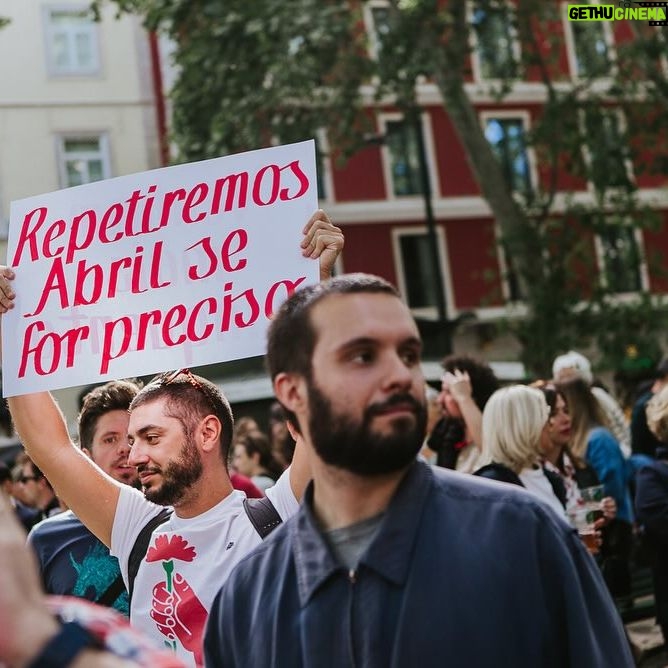 Rita Ferro Rodrigues Instagram - Ainda sobre o Dia Mais Bonito de Todos os Dias Bonitos O registo da @jasmeneses 📷🌹 Na primeira foto , o meu mural @hugomakarov ❤️