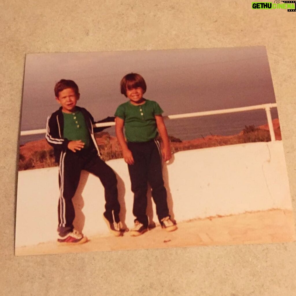 Rita Ferro Rodrigues Instagram - Tenho saudades de ser pequenina e brincar na rua até anoitecer e a minha mãe me chamar da janela para ir para casa jantar 🥹 Já não vejo muito isso nas ruas. Eu passava horas a jogar ao elástico, a andar de skate e carros de esferas, a jogar à bola , a explorar o meu bairro em modo aventura. Depois da escola, largava a mochila no quarto e lá ia eu bater à porta dos amigos para ver quem “ podia brincar “. Quando os pais abriam a porta a pergunta era sempre e mesma “ A minha amiga está em casa ? Ela pode vir brincar ?” Pronto, hoje deu -me saudades disto e da Dona Arsénia que era uma vizinha velhota muito querida que ainda nos arranjava pão com marmelada para não irmos brincar de barriga vazia. 🤗 Também brincaram na rua ? Quais eram as vossas brincadeiras preferidas ? Será a geração x ( a minha ) a última que brincou na rua ? 🤔