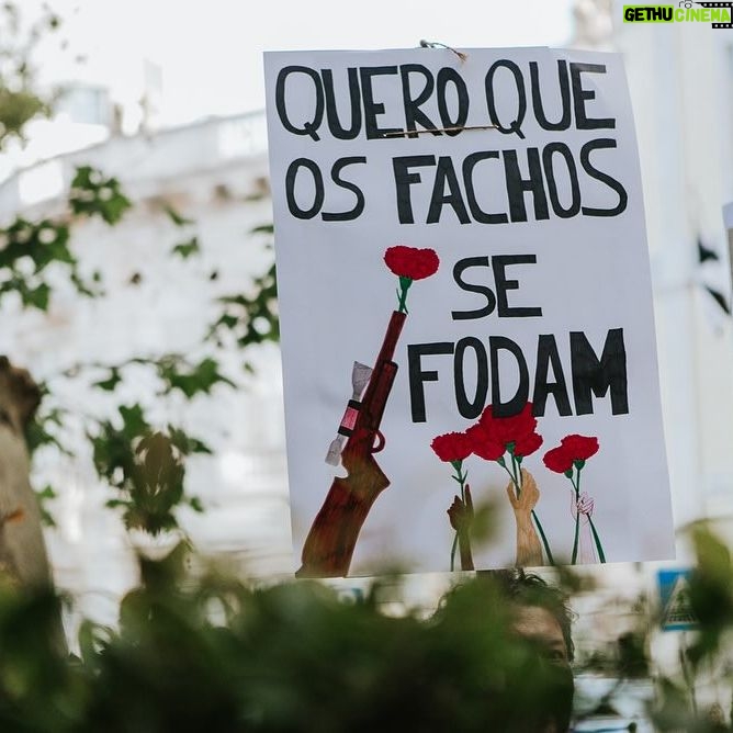 Rita Ferro Rodrigues Instagram - Ainda sobre o Dia Mais Bonito de Todos os Dias Bonitos O registo da @jasmeneses 📷🌹 Na primeira foto , o meu mural @hugomakarov ❤️