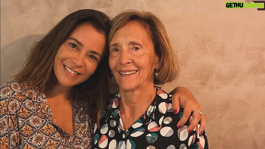 Rita Ferro Rodrigues Instagram - Mãe❤️ Colo. Ponte. Sorriso. Paz. Compreensão. Respeito. Sensatez. Estrutura. Empatia. Amor. Amor. Amor. A minha mãe cuida de tod@s. À vezes de forma enérgica e em modo comandante da operação estratégica. Outras em silêncio , pés de lǎ, sem perguntas. Sempre sem julgamentos. A minha mãe é uma das melhores pessoas que conheço. Um pessoa mesmo inteira e linda. Feliz Dia das Mães,meu amor. Um abraço para todas as pessoas que estão a ler isto , de coração magoado por não terem as suas mães por perto, seja qual for o motivo. Força ❤️