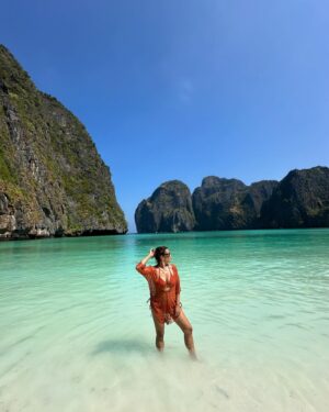 Rita Ferro Rodrigues Instagram - Dia 11 🤿🐠🐡🐒🐥✨
Último dia nas Phi -Phi e que dia de comunhão com a natureza. Primeira experiência de snorkeling de dois dos pintainhos - e pareciam fazer parte do oceano ( todos os patinhos sabem bem nadar e no snorkling é mesmo cabeça para baixo, rabinho para o ar !) 
E eu vi nos olhos esbugalhados deles atrás das máscaras de mergulho , a absoluta maravilha da descoberta do fundo do mar, da sua paleta de cores , do alívio do silêncio na bolha de um universo que não é o nosso mas ao qual sentimos por momentos o privilégio de integrar, a sensação de que a vida e os seus problemas ficam entre parêntesis e somos só nós, a nossa respiração, os corais, as cores muito intensamente definidas pela lente de aumento que o mar oferece. 

Subiram extasiados para o barco e na paragem seguinte, mal refeitos do festim submarino, a âncora do long tail boat desce na ilha dos macacos e aí fui eu que me comovi com uma mãe a proteger a sua cria ( ver vídeo ) tanto amor, tanto amor . Os outros macacos todos distraídos com os turistas e aquela mãe só tinha olhos para o seu bebé ❤️🐒

Próxima paragem Maya Bay, uma das mais belas praias do mundo que esteve muito tempo, e bem, encerrada aos turistas e que agora reabriu mas não há permissão para mergulhar - há que proteger a natureza e os recifes de corais e que bela lição para os humanos “ vens aqui espreitar mas não tocas porque não te sabes comportar”. Correctíssimo, regressamos ao @saii.phiphiislandvillage ( que delícia de hotel !) a tempo de piscinar, andar de bicicleta, fazer uma massagem, boiar, lanchar , dormir a sesta à sombra da palmeira 🌴

“ como é que se regressa à vida depois disto?” perguntam -me os pintainhos moglis despenteados e morenos. 

Regressando. Com amor e com vontade de viver e de ser feliz, com os corações cheios de memórias.

Amanhã é o último dia da melhor viagem da nossas vidas e se eu pudesse 
Aí se eu pudesse ,
guardava o brilho dos olhos deles para sempre nos meus  e também aquele espanto pueril da descoberta do mundo (e talvez assim  nunca mais me  esquecesse do que é estar feliz ❤️✨)

#SAii
#SAiiscapes
#saiiPhiphiIslandVillage

@saii.phiphiislandvillage
#bestravel
#bestravelviagens