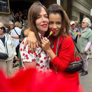 Rita Ferro Rodrigues Instagram - Quando acharmos que estamos sozinhos, lembremos -nos deste Abril . Um mar de gente na Avenida e eu que a desço todos os anos, nunca vi nada assim.  Desço com os meus pais, irmãos, com os meus 3 filhos , com primos , sobrinhos e até sobrinho neto, com os amigos dos meus pais, com as minhas amigas que são família e com milhares de pessoas felizes, de todas as gerações , de todos os partidos democráticos, de todas as orientações sexuais, cores , credos, tantas vidas diferentes unidas pelo dia mais bonito de sempre, o dia que nos trouxe a liberdade. Quando acharmos que estamos sozinhos lembremo -nos : ninguém larga a mão de ninguém. 25 de Abril sempre !