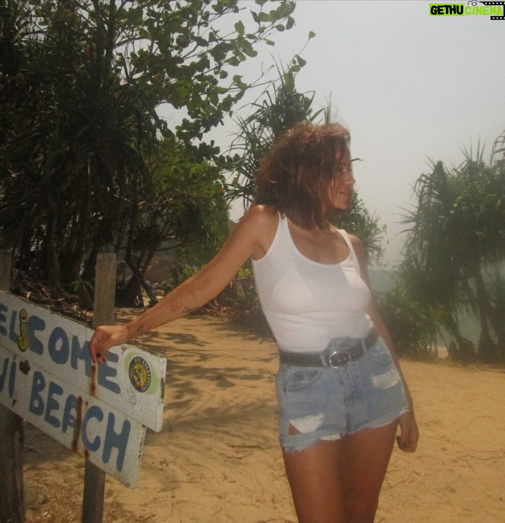 Rita Ferro Rodrigues Instagram - 🌊🏝️👙 ( o que vale é que matei saudades de praia na Tailândia …. Quando é que volta o Sol ? ☀️) Bom Domingo girassóis 🌻🌻