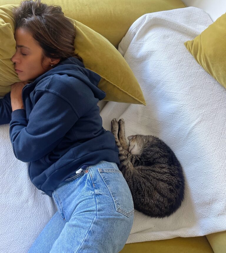Rita Ferro Rodrigues Instagram - Há 17 anos colado a mim ❤️ O meu velhinho é um grande amigo. Matias 🐱 #gatovelho #gato #gatosdoinstagram