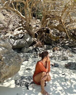 Rita Ferro Rodrigues Instagram - Dia 11 🤿🐠🐡🐒🐥✨
Último dia nas Phi -Phi e que dia de comunhão com a natureza. Primeira experiência de snorkeling de dois dos pintainhos - e pareciam fazer parte do oceano ( todos os patinhos sabem bem nadar e no snorkling é mesmo cabeça para baixo, rabinho para o ar !) 
E eu vi nos olhos esbugalhados deles atrás das máscaras de mergulho , a absoluta maravilha da descoberta do fundo do mar, da sua paleta de cores , do alívio do silêncio na bolha de um universo que não é o nosso mas ao qual sentimos por momentos o privilégio de integrar, a sensação de que a vida e os seus problemas ficam entre parêntesis e somos só nós, a nossa respiração, os corais, as cores muito intensamente definidas pela lente de aumento que o mar oferece. 

Subiram extasiados para o barco e na paragem seguinte, mal refeitos do festim submarino, a âncora do long tail boat desce na ilha dos macacos e aí fui eu que me comovi com uma mãe a proteger a sua cria ( ver vídeo ) tanto amor, tanto amor . Os outros macacos todos distraídos com os turistas e aquela mãe só tinha olhos para o seu bebé ❤️🐒

Próxima paragem Maya Bay, uma das mais belas praias do mundo que esteve muito tempo, e bem, encerrada aos turistas e que agora reabriu mas não há permissão para mergulhar - há que proteger a natureza e os recifes de corais e que bela lição para os humanos “ vens aqui espreitar mas não tocas porque não te sabes comportar”. Correctíssimo, regressamos ao @saii.phiphiislandvillage ( que delícia de hotel !) a tempo de piscinar, andar de bicicleta, fazer uma massagem, boiar, lanchar , dormir a sesta à sombra da palmeira 🌴

“ como é que se regressa à vida depois disto?” perguntam -me os pintainhos moglis despenteados e morenos. 

Regressando. Com amor e com vontade de viver e de ser feliz, com os corações cheios de memórias.

Amanhã é o último dia da melhor viagem da nossas vidas e se eu pudesse 
Aí se eu pudesse ,
guardava o brilho dos olhos deles para sempre nos meus  e também aquele espanto pueril da descoberta do mundo (e talvez assim  nunca mais me  esquecesse do que é estar feliz ❤️✨)

#SAii
#SAiiscapes
#saiiPhiphiIslandVillage

@saii.phiphiislandvillage
#bestravel
#bestravelviagens