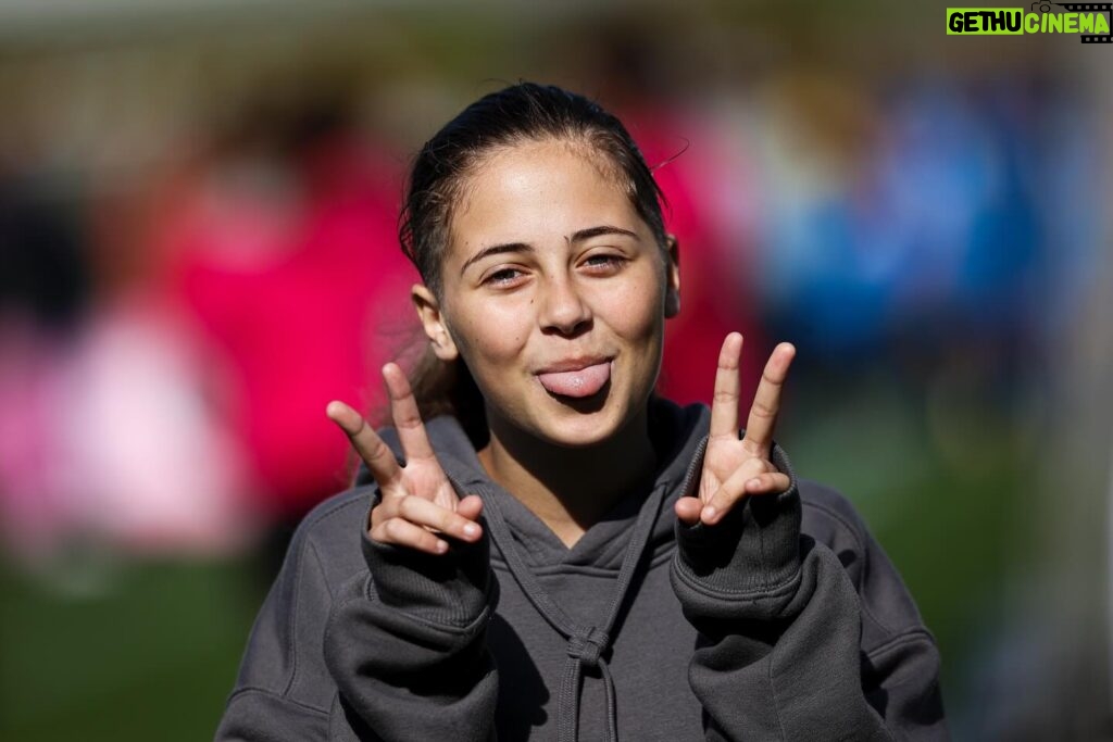 Rita Ferro Rodrigues Instagram - 1500 raparigas vindas de todo o país para jogar futebol ! É sempre um dia mágico na Cidade e este ano, entre os jogos, estão a aprender mais sobre violência de género, como prevenir, como identificar , como ajudar, como denunciar. Jogadoras , arbitras , treinador@s, técnic@s, tod@s junt@s através do futebol a combater a violência de género. #goalscore @apav_online @uefa_official @europeancommission @portugal #fpf #futebol #mulheres#igualdade