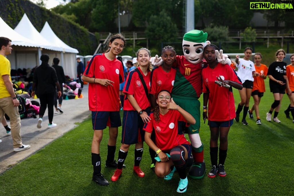 Rita Ferro Rodrigues Instagram - 1500 raparigas vindas de todo o país para jogar futebol ! É sempre um dia mágico na Cidade e este ano, entre os jogos, estão a aprender mais sobre violência de género, como prevenir, como identificar , como ajudar, como denunciar. Jogadoras , arbitras , treinador@s, técnic@s, tod@s junt@s através do futebol a combater a violência de género. #goalscore @apav_online @uefa_official @europeancommission @portugal #fpf #futebol #mulheres#igualdade