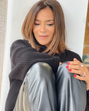 Rita Ferro Rodrigues Instagram - A minha @deboramakeupandhair além de grande maquilhadora ( na simplicidade que eu gosto ) e grande amiga ,também me tira fotografias que são radiografias de alma ❤️
Gosto muito muito dela. 
Tenho mulheres fabulosas à minha volta . 
Boa Quinta -Feira Pessoas Boas ✨