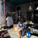 Rita Ferro Rodrigues Instagram - Dia 9 🐒 📞Chamadinha rápida para Portugal para vos contar as aventuras do dia de hoje em Phuket ! Saltámos da cama cedo para visitar a Old Town que esta cheia de vestígios portugueses ( sabiam que fomos os primeiros europeus a encontrar a Tailândia e que a relação entre os dois países é maravilhosa ?) A nossa pegada por aqui revela -se sobretudo na arquitectura sino- portuguesa de que é exemplo a casa onde funciona o restaurante/escola de cozinha Thai @blueelephant onde a fabulosa chefe @molly_007 nos ensinou a fazer dois pratos típicos. Os pintainhos estavam super atentos e adoraram passar a manhã a aprender mais sobre a gastronomia deste país que é riquíssima e deliciosa , aromática, doce e picante ao mesmo tempo - como a vida que todos desejamos! Do conforto do estômago para o conforto da alma, seguimos para Wat Chalong, local de peregrinação dos locais e de turistas tailandeses que chegam de todo o país para rezar e prestar homenagem aos monges fundadores deste templo ,que lideraram o povo na luta contra a rebelião chinesa em 1876, ajudando os combatentes a sarar as feridas , com as ervas medicinais que de forma sábia manipulavam. O calor hoje esteve muito intenso e por isso corremos à praia mais próxima para uma cacholada, vulgo, mergulhaça. O mar, hoje mais agitado , soube -nos bem! Um divertido braço de ferro salgado com as ondas mornas que nos rebentavam nas pernocas 🌊 Hoje vamos jantar ao @cafedelmarphuket e quem sabe até dançar um pouco 😎🪩💃🏽🕺🏻 Os pintainhos mais velhos querem conhecer a noite em Phuket e é bem possível que a mãe os envergonhe na pista de dança. Diz que há DJs uepá , vou com tudo , vão gastar os créditos de “cringe mãeeeee!!!”😂 Aos pintainhos nada a apontar. Essa é a verdade. À excepção do “ não ponham as toalhas molhadas em cima das camas” andam leves e felizes ( e tão queridos comigo 🥹) Bom, talvez nos vejamos nas stories mais logo, em modo dancing queen da ilha 🌴Amanhã, novo e último destino. O tempo passa demasiado depressa quando somos felizes. Até já ❤️ #SAii #SAiiscapes #SAiiLagunaPhuket @saii.lagunaphuket #bestravel #bestravelviagens