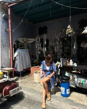 Rita Ferro Rodrigues Instagram - Dia 9 🐒

📞Chamadinha  rápida para Portugal para vos contar as aventuras do dia de hoje em Phuket !
Saltámos da cama cedo para visitar a Old Town que esta cheia de vestígios portugueses ( sabiam que fomos os primeiros europeus a encontrar a Tailândia  e que a relação entre os dois países é maravilhosa ?) A nossa pegada por aqui revela -se sobretudo na arquitectura sino- portuguesa de que é exemplo a casa onde funciona  o restaurante/escola de cozinha Thai @blueelephant onde a fabulosa chefe @molly_007 nos ensinou a fazer dois pratos típicos. Os pintainhos estavam super atentos e adoraram passar a manhã a aprender mais sobre a gastronomia deste país que é riquíssima  e deliciosa , aromática, doce e picante ao mesmo tempo - como a vida que todos desejamos!
Do conforto do estômago para o conforto da alma, seguimos para Wat Chalong, local de peregrinação dos locais e de  turistas tailandeses que chegam de todo o país para rezar e prestar homenagem aos  monges fundadores deste templo ,que lideraram o povo na luta contra a rebelião chinesa em 1876, ajudando os combatentes  a sarar as feridas , com as ervas medicinais que de forma sábia manipulavam. 
O calor hoje esteve muito intenso  e por isso corremos à praia mais próxima para uma cacholada, vulgo, mergulhaça. O mar, hoje mais agitado , soube -nos bem! Um divertido braço de ferro salgado com as ondas mornas que nos rebentavam nas pernocas 🌊
Hoje vamos jantar ao @cafedelmarphuket e quem sabe até dançar um pouco 😎🪩💃🏽🕺🏻
Os pintainhos mais velhos querem conhecer a noite em Phuket e é bem possível que a mãe os envergonhe na pista de dança. Diz que há DJs uepá , vou com tudo , vão gastar os créditos de “cringe mãeeeee!!!”😂
Aos pintainhos  nada a apontar. Essa é a verdade. À excepção do “ não ponham as  toalhas molhadas em cima das camas”  andam leves e felizes ( e tão queridos comigo 🥹) 
Bom, talvez nos vejamos nas stories mais logo, em modo dancing queen da ilha 🌴Amanhã, novo e último destino. O tempo passa demasiado depressa quando somos felizes. 
Até já ❤️

#SAii #SAiiscapes
#SAiiLagunaPhuket

@saii.lagunaphuket 
#bestravel 
#bestravelviagens