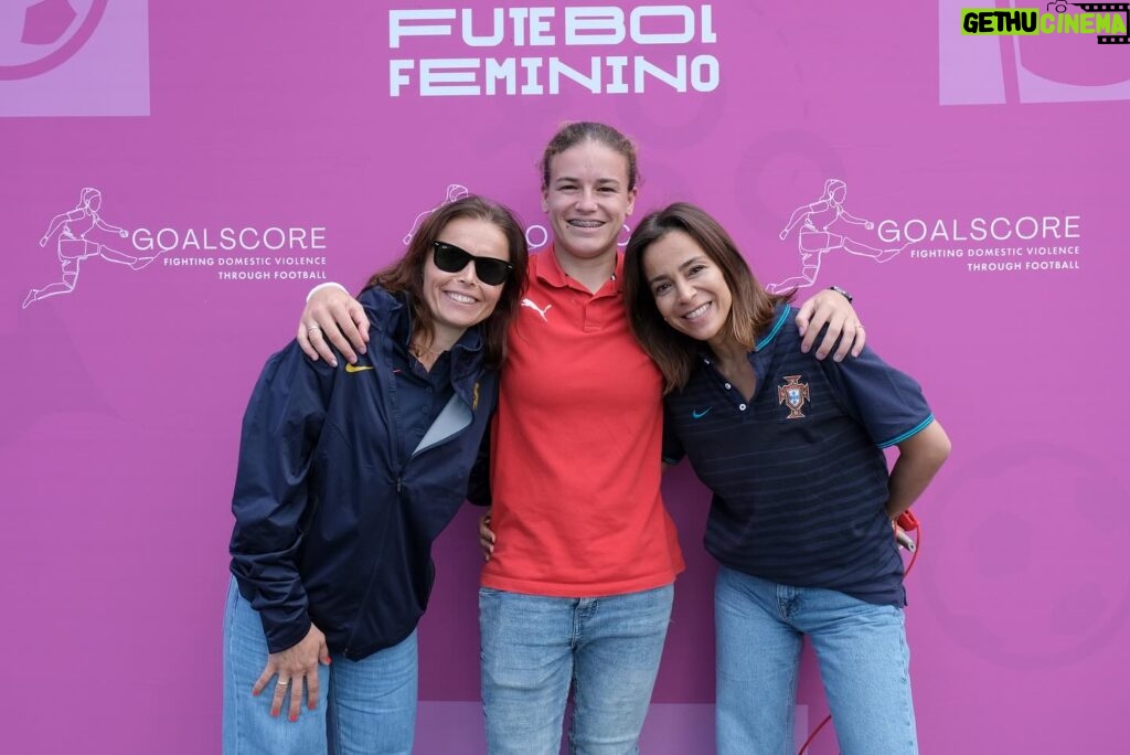 Rita Ferro Rodrigues Instagram - 1500 raparigas vindas de todo o país para jogar futebol ! É sempre um dia mágico na Cidade e este ano, entre os jogos, estão a aprender mais sobre violência de género, como prevenir, como identificar , como ajudar, como denunciar. Jogadoras , arbitras , treinador@s, técnic@s, tod@s junt@s através do futebol a combater a violência de género. #goalscore @apav_online @uefa_official @europeancommission @portugal #fpf #futebol #mulheres#igualdade