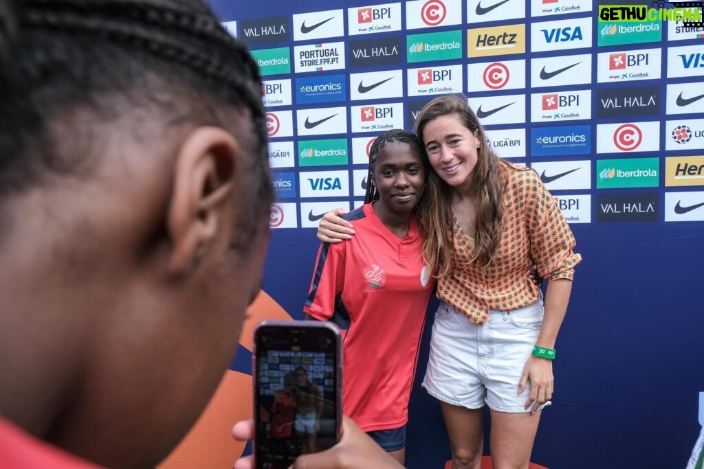 Rita Ferro Rodrigues Instagram - 1500 raparigas vindas de todo o país para jogar futebol ! É sempre um dia mágico na Cidade e este ano, entre os jogos, estão a aprender mais sobre violência de género, como prevenir, como identificar , como ajudar, como denunciar. Jogadoras , arbitras , treinador@s, técnic@s, tod@s junt@s através do futebol a combater a violência de género. #goalscore @apav_online @uefa_official @europeancommission @portugal #fpf #futebol #mulheres#igualdade