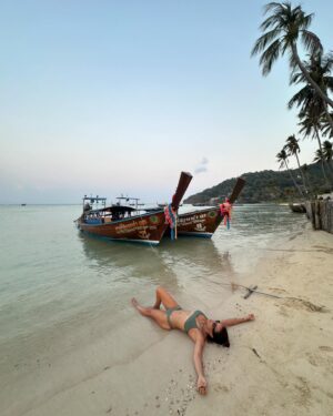 Rita Ferro Rodrigues Instagram - Dia 10🌴🦀
As ilhas Phi Phi😍
É que nos ia dando uma coisinha, logo à chegada ao @saii.phiphiislandvillage ( só se chega de barco !) com as tonalidades da água azul  escuro, azul céu , verde esmeralda, um caleidoscópio de cores e peixes à volta do barco e nós mais uma vez de boca aberta. Andamos por este país de boca aberta com tanta e absurda beleza.
O dia foi todo sem fazer nenhum - ainda não tinha acontecido nestas férias, o prazer de nada fazer. Mergulhos, abraços , beijinhos salgados, ataques de riso, festinhas nas costas, sestas, confidências e tudo repetido mais uma vez e outra e outra até o Sol se encostar à montanha , preguiçoso, e a noite cair serena embalada pela concerto de cigarras ( tão afinadas, iniciaram a sinfonia todas ao mesmo tempo 🎶( ver stories) 
Amanhã vamos fazer snorkeling e vamos a Maya Bay . Vamos também visitar a ilha dos macacos 🐒
mas eu hoje já estive a fazer macacadas o dia todo, em estágio 🙈
Melhor do que o som das ondas a rebentarem indolentes na praia, melhor que o concerto da cigarras, melhor do que as sinfonias matinais da passarada multicolor, as gargalhadas dos meus filhos são a minha banda sonora preferida. 
Últimos dias desta viagem maravilhosa  por uma Tailândia que cura e cicatriza (porque nos embala em amor e esperança, numa ternura sem esforço que vem da terra, do mar, das estrelas e dos corações bonitos deste povo tão gentil ) 
Até amanhã ✨
#SAii
#SAiiscapes
#saiiPhiphiIslandVillage

#bestravel 
#bestravelviagens