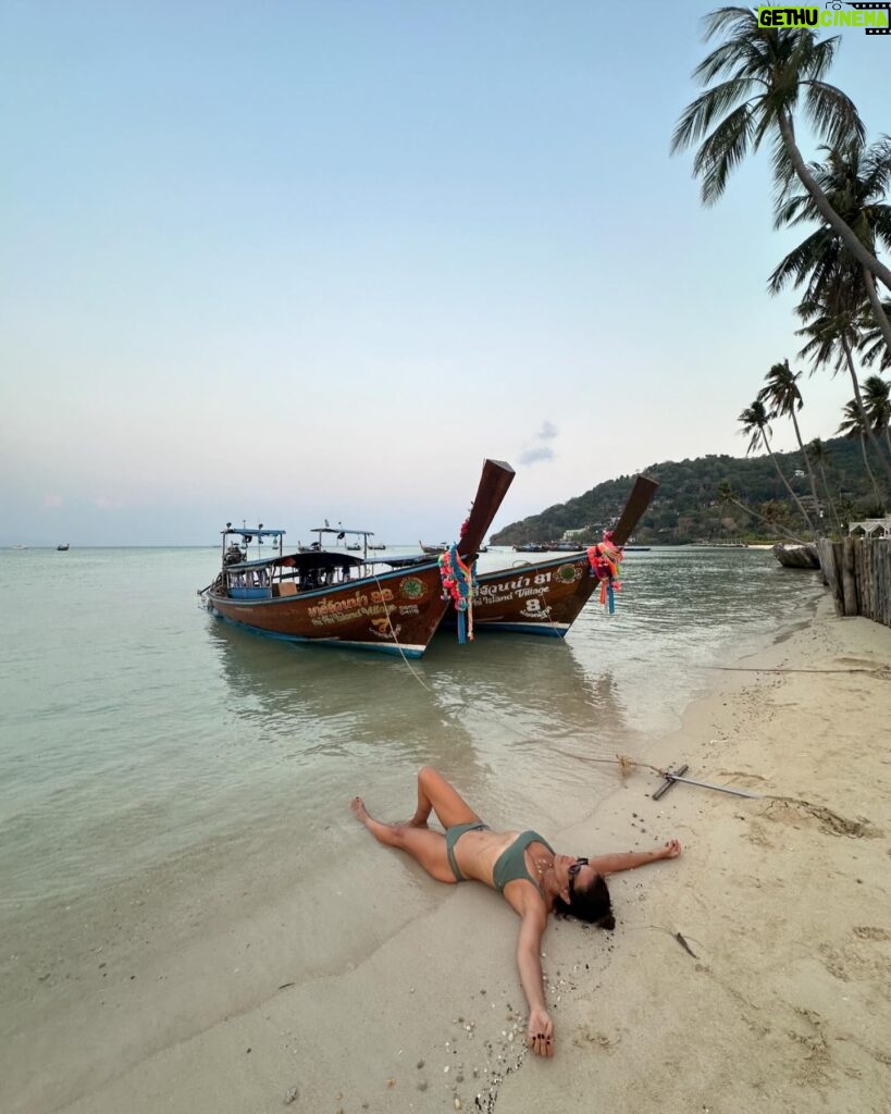 Rita Ferro Rodrigues Instagram - Dia 10🌴🦀 As ilhas Phi Phi😍 É que nos ia dando uma coisinha, logo à chegada ao @saii.phiphiislandvillage ( só se chega de barco !) com as tonalidades da água azul escuro, azul céu , verde esmeralda, um caleidoscópio de cores e peixes à volta do barco e nós mais uma vez de boca aberta. Andamos por este país de boca aberta com tanta e absurda beleza. O dia foi todo sem fazer nenhum - ainda não tinha acontecido nestas férias, o prazer de nada fazer. Mergulhos, abraços , beijinhos salgados, ataques de riso, festinhas nas costas, sestas, confidências e tudo repetido mais uma vez e outra e outra até o Sol se encostar à montanha , preguiçoso, e a noite cair serena embalada pela concerto de cigarras ( tão afinadas, iniciaram a sinfonia todas ao mesmo tempo 🎶( ver stories) Amanhã vamos fazer snorkeling e vamos a Maya Bay . Vamos também visitar a ilha dos macacos 🐒 mas eu hoje já estive a fazer macacadas o dia todo, em estágio 🙈 Melhor do que o som das ondas a rebentarem indolentes na praia, melhor que o concerto da cigarras, melhor do que as sinfonias matinais da passarada multicolor, as gargalhadas dos meus filhos são a minha banda sonora preferida. Últimos dias desta viagem maravilhosa por uma Tailândia que cura e cicatriza (porque nos embala em amor e esperança, numa ternura sem esforço que vem da terra, do mar, das estrelas e dos corações bonitos deste povo tão gentil ) Até amanhã ✨ #SAii #SAiiscapes #saiiPhiphiIslandVillage #bestravel #bestravelviagens