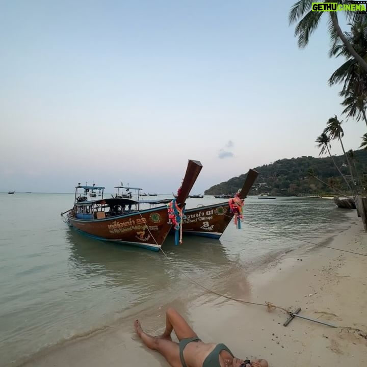 Rita Ferro Rodrigues Instagram - Dia 10🌴🦀 As ilhas Phi Phi😍 É que nos ia dando uma coisinha, logo à chegada ao @saii.phiphiislandvillage ( só se chega de barco !) com as tonalidades da água azul escuro, azul céu , verde esmeralda, um caleidoscópio de cores e peixes à volta do barco e nós mais uma vez de boca aberta. Andamos por este país de boca aberta com tanta e absurda beleza. O dia foi todo sem fazer nenhum - ainda não tinha acontecido nestas férias, o prazer de nada fazer. Mergulhos, abraços , beijinhos salgados, ataques de riso, festinhas nas costas, sestas, confidências e tudo repetido mais uma vez e outra e outra até o Sol se encostar à montanha , preguiçoso, e a noite cair serena embalada pela concerto de cigarras ( tão afinadas, iniciaram a sinfonia todas ao mesmo tempo 🎶( ver stories) Amanhã vamos fazer snorkeling e vamos a Maya Bay . Vamos também visitar a ilha dos macacos 🐒 mas eu hoje já estive a fazer macacadas o dia todo, em estágio 🙈 Melhor do que o som das ondas a rebentarem indolentes na praia, melhor que o concerto da cigarras, melhor do que as sinfonias matinais da passarada multicolor, as gargalhadas dos meus filhos são a minha banda sonora preferida. Últimos dias desta viagem maravilhosa por uma Tailândia que cura e cicatriza (porque nos embala em amor e esperança, numa ternura sem esforço que vem da terra, do mar, das estrelas e dos corações bonitos deste povo tão gentil ) Até amanhã ✨ #SAii #SAiiscapes #saiiPhiphiIslandVillage #bestravel #bestravelviagens