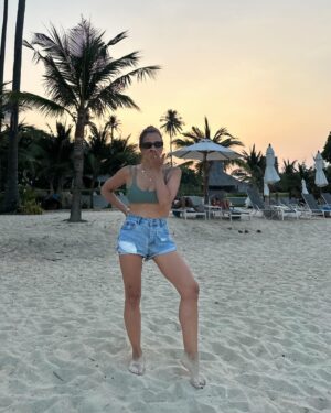 Rita Ferro Rodrigues Instagram - Dia 10🌴🦀
As ilhas Phi Phi😍
É que nos ia dando uma coisinha, logo à chegada ao @saii.phiphiislandvillage ( só se chega de barco !) com as tonalidades da água azul  escuro, azul céu , verde esmeralda, um caleidoscópio de cores e peixes à volta do barco e nós mais uma vez de boca aberta. Andamos por este país de boca aberta com tanta e absurda beleza.
O dia foi todo sem fazer nenhum - ainda não tinha acontecido nestas férias, o prazer de nada fazer. Mergulhos, abraços , beijinhos salgados, ataques de riso, festinhas nas costas, sestas, confidências e tudo repetido mais uma vez e outra e outra até o Sol se encostar à montanha , preguiçoso, e a noite cair serena embalada pela concerto de cigarras ( tão afinadas, iniciaram a sinfonia todas ao mesmo tempo 🎶( ver stories) 
Amanhã vamos fazer snorkeling e vamos a Maya Bay . Vamos também visitar a ilha dos macacos 🐒
mas eu hoje já estive a fazer macacadas o dia todo, em estágio 🙈
Melhor do que o som das ondas a rebentarem indolentes na praia, melhor que o concerto da cigarras, melhor do que as sinfonias matinais da passarada multicolor, as gargalhadas dos meus filhos são a minha banda sonora preferida. 
Últimos dias desta viagem maravilhosa  por uma Tailândia que cura e cicatriza (porque nos embala em amor e esperança, numa ternura sem esforço que vem da terra, do mar, das estrelas e dos corações bonitos deste povo tão gentil ) 
Até amanhã ✨
#SAii
#SAiiscapes
#saiiPhiphiIslandVillage

#bestravel 
#bestravelviagens