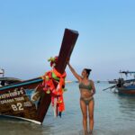 Rita Ferro Rodrigues Instagram – Dia 10🌴🦀
As ilhas Phi Phi😍
É que nos ia dando uma coisinha, logo à chegada ao @saii.phiphiislandvillage ( só se chega de barco !) com as tonalidades da água azul  escuro, azul céu , verde esmeralda, um caleidoscópio de cores e peixes à volta do barco e nós mais uma vez de boca aberta. Andamos por este país de boca aberta com tanta e absurda beleza.
O dia foi todo sem fazer nenhum – ainda não tinha acontecido nestas férias, o prazer de nada fazer. Mergulhos, abraços , beijinhos salgados, ataques de riso, festinhas nas costas, sestas, confidências e tudo repetido mais uma vez e outra e outra até o Sol se encostar à montanha , preguiçoso, e a noite cair serena embalada pela concerto de cigarras ( tão afinadas, iniciaram a sinfonia todas ao mesmo tempo 🎶( ver stories) 
Amanhã vamos fazer snorkeling e vamos a Maya Bay . Vamos também visitar a ilha dos macacos 🐒
mas eu hoje já estive a fazer macacadas o dia todo, em estágio 🙈
Melhor do que o som das ondas a rebentarem indolentes na praia, melhor que o concerto da cigarras, melhor do que as sinfonias matinais da passarada multicolor, as gargalhadas dos meus filhos são a minha banda sonora preferida. 
Últimos dias desta viagem maravilhosa  por uma Tailândia que cura e cicatriza (porque nos embala em amor e esperança, numa ternura sem esforço que vem da terra, do mar, das estrelas e dos corações bonitos deste povo tão gentil ) 
Até amanhã ✨
#SAii
#SAiiscapes
#saiiPhiphiIslandVillage

#bestravel 
#bestravelviagens